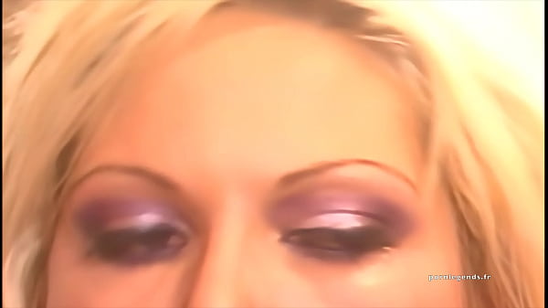 Anna Nova et Cailey Taylor ont des relations sexuelles anales tout en partageant une bite bien_dure