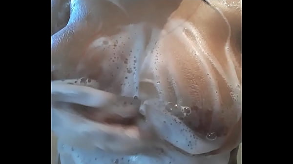 Jugando con mis tetas mientras me ba&ntilde_o