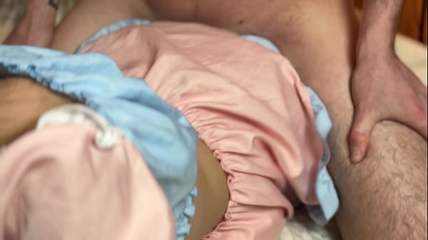 Gata russa sexy se rebolando com outro homem excitante