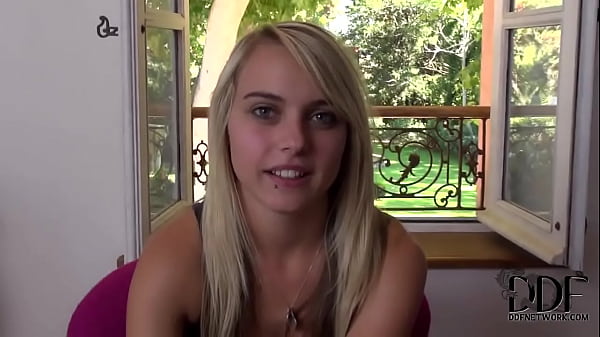 Play MP4 - Chloe Toy undressing