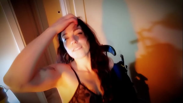 Striptease di nemesi dalla clip il disabile insicuro e l'assistente procellona