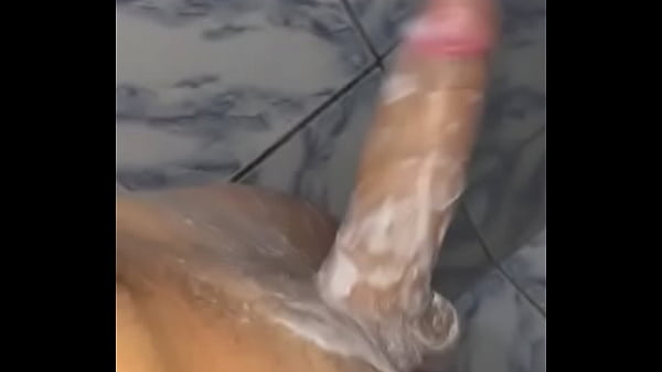 Frankly Tavares de pau duro no banho 