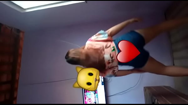 Novinha gostosa dan&ccedil;ando de short