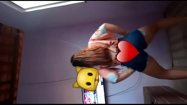 Novinha Gostosa Dan&ccedil;ando De Short thumbnail