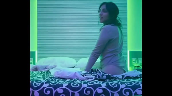 Latina de enorme culo monta una enorme verga antes de ir a dormir 