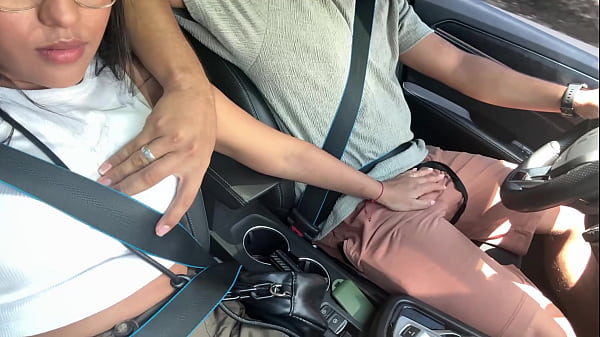 Mi novia me chupa toda la polla mientras condusco