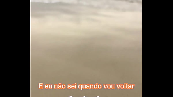 Cantor mostrando seu talento 