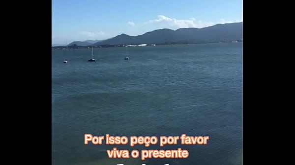 Cantor mostrando seu talento 