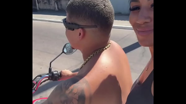 Primeira vez da coroa de 45 anos dando pro novinho na cachoeira 