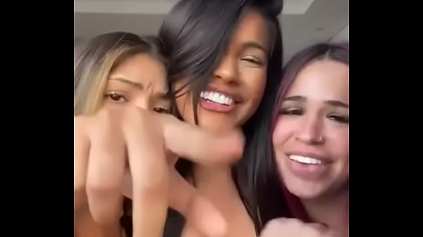 Algu&eacute;m sabe as redes sociais delas 3 gostosas falando feito putas no cio molhadas safadas do caralho 