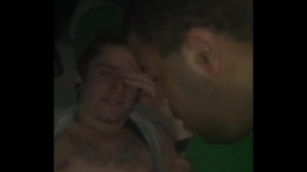 Negro chupa verga blanca, se la traga toda 