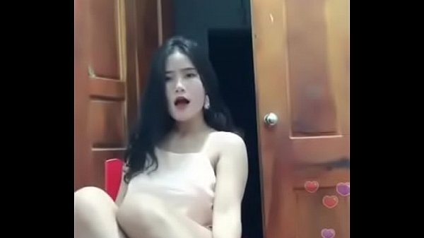Em Huyền Uplive váy_ngắn lộ mu