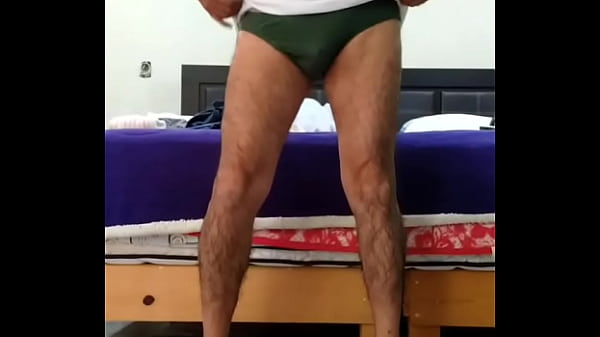 Jennytvcl hermosa chica travesti con medias, pantimedias y zapatillas 