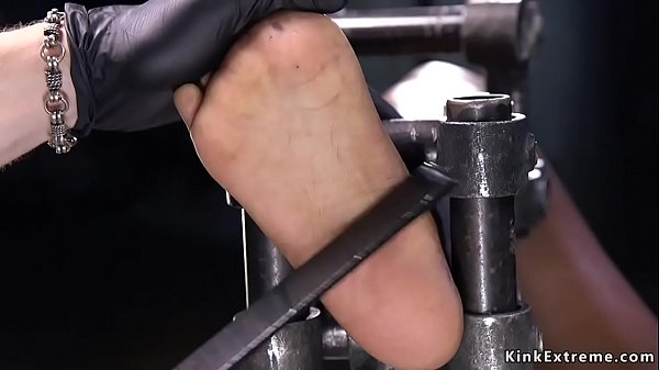 Ebony_babe gets pussy lips in mousetraps