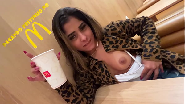 Gabi Paques troca um BigMac pelos peitinhos Ma_Santos oficial