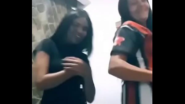 M&atilde;e e filha rebolando 