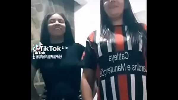 M&atilde;e e filha rebolando 