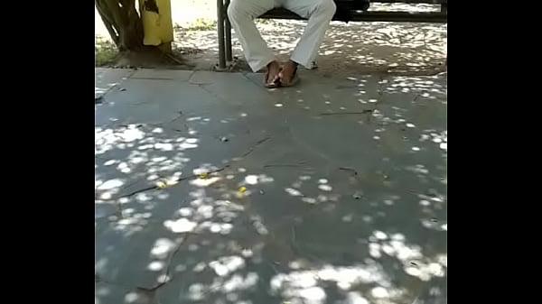 Play MP4 - se&ntilde;or muestra el bulto en la plaza