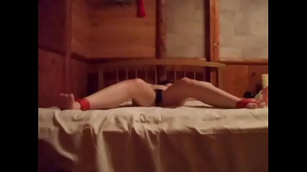 Play MP4 - スレンダーな彼女をベッドに して体を舐めまわしてからピストン