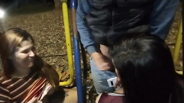 Play MP4 - DISPUTA PRA VE QUEM CHUPA MAIS ROLA NA PRA&Ccedil;A COM NICOLY MATTOS