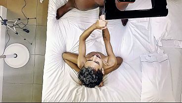 Neg&atilde;o mete sem capa na cuceta do novinho e faz ele de brinquedo sexual 