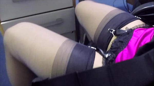 Play MP4 - Flashing her stockings at work