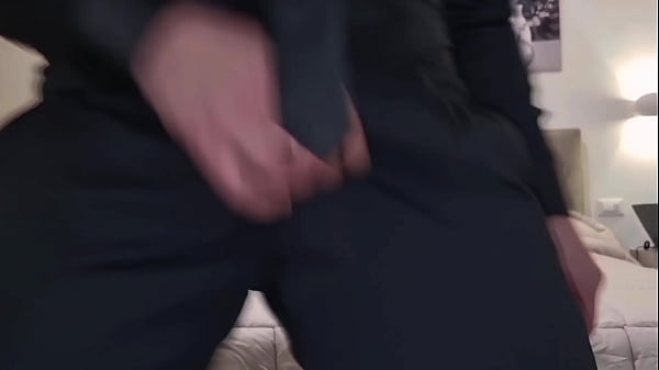 Abito elegante con pisciata e sborrata tira il cazzo fuori dai pantaloni sega con sborrata fortissima in primo piano