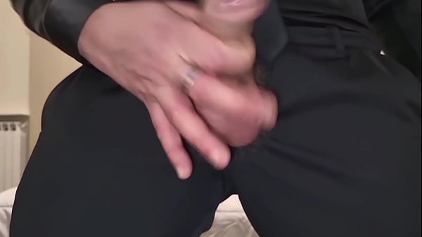 Abito elegante con pisciata e sborrata tira il cazzo fuori dai pantaloni sega con sborrata fortissima in primo piano