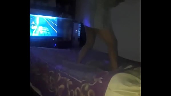 Impresionante morocha bailando a todo ritmo para su marido en la cama de otros 