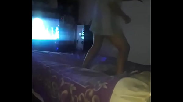 Impresionante morocha bailando a todo ritmo para su marido en la cama de otros 