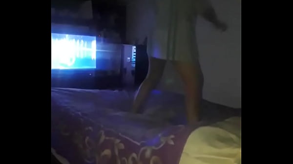 Impresionante morocha bailando a todo ritmo para su marido en la cama de otros