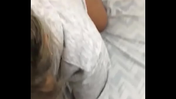 Loira gostosa chupando