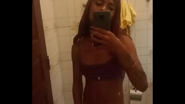 Travesti dotada gozando gostoso