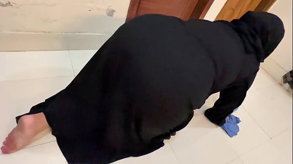 Arab Hot Maid Stuck When She Clean Under Bed - Big Ass Girl Wear Abaya Niqab & Panty thumbnail