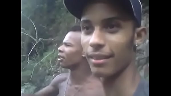 Boys discutindo o ponto certo para dar 