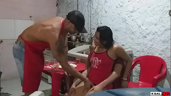 A Musa Dannyhot vaicom o namoradinho novo_na lanchonete Mike Hot eda muito mole para o chefe da cozinha esafada_da a buceta e a_caba toda gozadinha