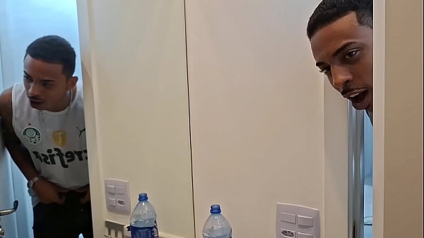 Play MP4 - Cunhada gostosa estava tomando banho vi ela toda peladinha