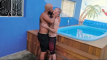 Carmona fodendo seu amigo do RJ na piscina