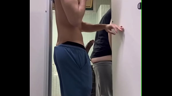 Fodendo Casado No Banheirao P&uacute;blico thumbnail