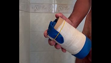 Masturbazione con flashlight improvvisata e eiaculazione