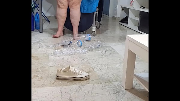 Coolmarina llega cansada a casa y necesita un masaje de pies despu&eacute;s de llegar todo el d&iacute;a con las zapatillas puestas y juega aplastamientos de cosas 