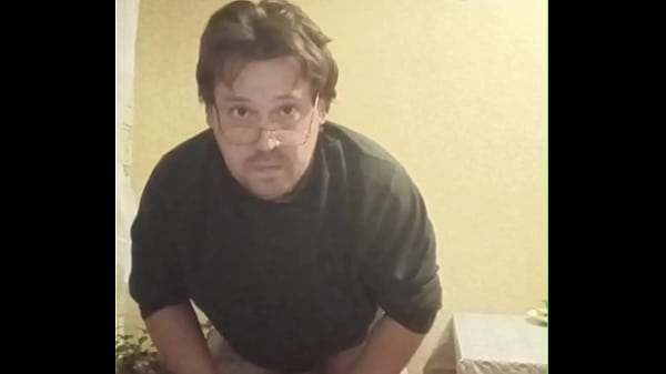 Татуированной гей в очках скачет жопой на огурце! 