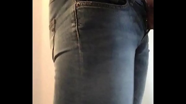 Play MP4 - Jerking in tight jeans
