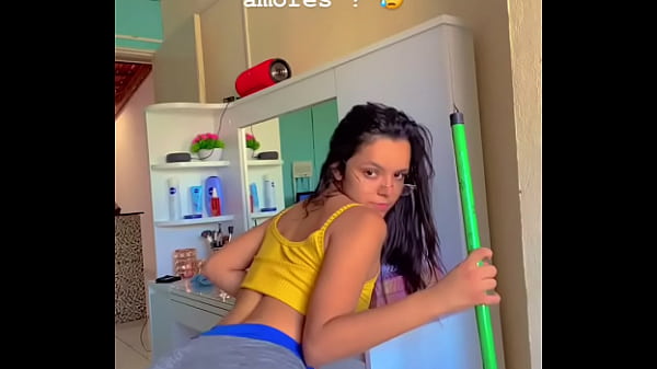 Novinha dan&ccedil;ando 