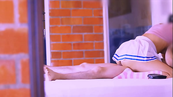 El estudiante y la madrastracompartieron unmomentode cercanía enel sofá