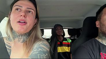 na frete do burguekiing chamei a gerente pra ser atriz porno se beijamos e se chupamos muto ate gozar em publico ela sentou muito na pica do meu marido ate ele gozar dentro dela