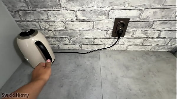 Nonton Где находится &laquo;Подсолнечное масло&raquo;? Мой друг-сосед снова пришел, только на этот раз за подсолнечным маслом. thumbnail