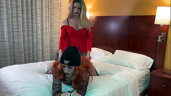 Emo Girl Fucked by Rich Bitch 