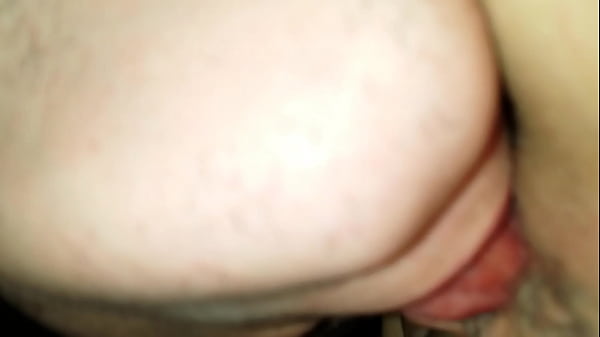 Leche Jo&euml;lle la salope fran&ccedil;aise sa petite chatte et son trou du cul y passent. 