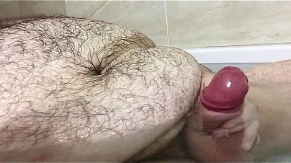 HUNG CHUB WANKING IN THE TUB 